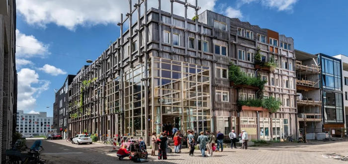 Artikel AT5: Woonco&ouml;peratie De Warren wint publieksprijs voor beste Amsterdamse nieuwbouw procject 2024